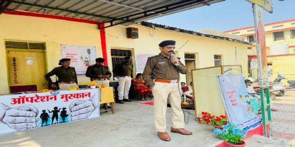 सिवनीः पुलिस अधीक्षक ने मठ कन्या शाला में चलाया ऑपरेशन मुस्कान एवं साइबर जागरूकता अभियान