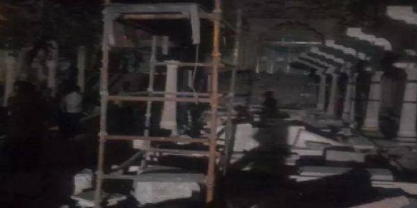 दतियाः संध्या आरती के दौरान पीतांबरा पीठ के मेन गेट के 8 पिलर भरभराकर गिरे