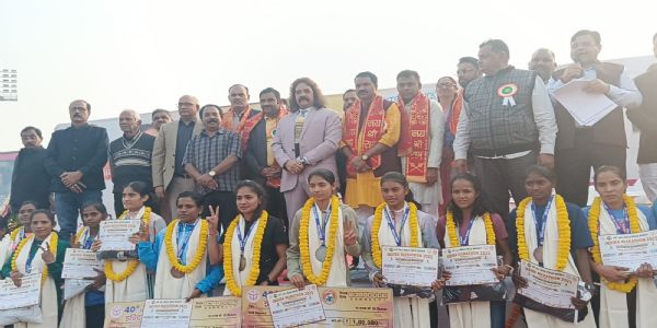 40वीं इंदिरा मैराथन के विजेताओं को उप्र के खेल निदेशक डॉ.आर.पी.​सिंह ने दिया पुरस्कार