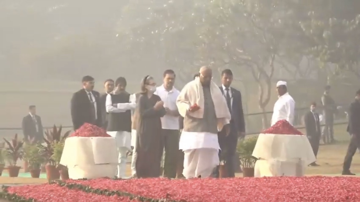 कांग्रेस अध्यक्ष मल्लिकार्जुन खरगे, कांग्रेस संसदीय दल की अध्यक्ष सोनिया गांधी तथा लोकसभा में विपक्ष के नेता राहुल गांधी शक्ति स्थल पहुंचे।