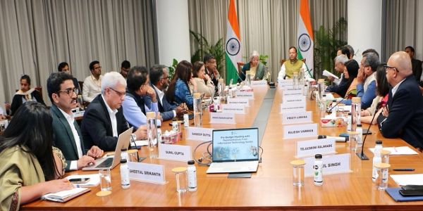 आईटी क्षेत्र के विशेषज्ञों और हितधारकों के साथ बैठक करते सीतारमण