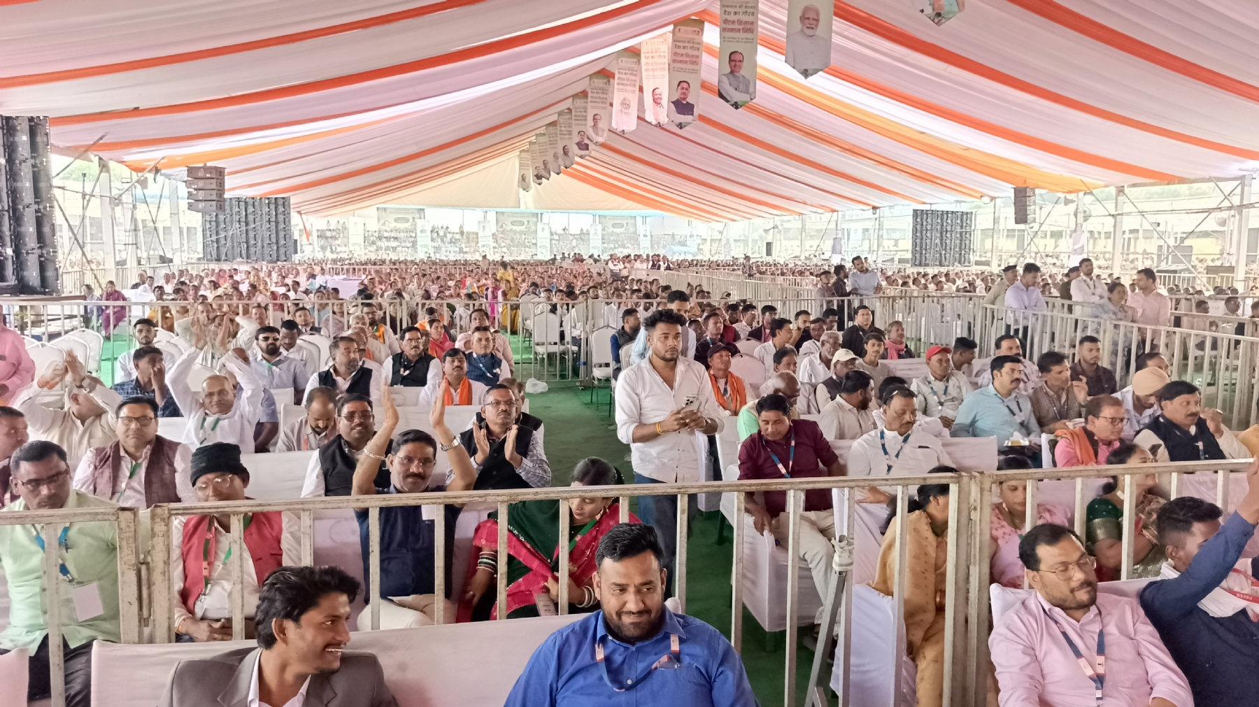 कार्यक्रम में उपस्थित धमतरी की जनता।