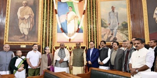लोकसभा अध्यक्ष ने इंदिरा गांधी की जयंती पर दी श्रद्धांजलि लोकसभा अध्यक्ष ने इंदिरा गांधी की जयंती पर दी श्रद्धांजलि