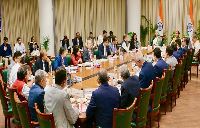 वित्तीय सेवाओं और बीमा क्षेत्र के विशेषज्ञों के साथ निर्मला सीतारमण