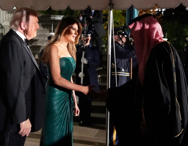 रात्रिभोज... राष्ट्रपति डोनाल्ड ट्रंप और प्रथम महिला मेलानिया ट्रंप मंगलवार को व्हाइट हाउस में सऊदी अरब के क्राउन प्रिंस मोहम्मद बिन सलमान का स्वागत करते हुए।