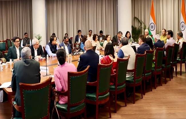 आईटी क्षेत्र के विशेषज्ञों और हितधारकों के साथ बैठक करते सीतारमण