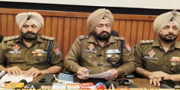 फिरोजपुर के एसएसपी पत्रकारों से बातचीत करते हुए।