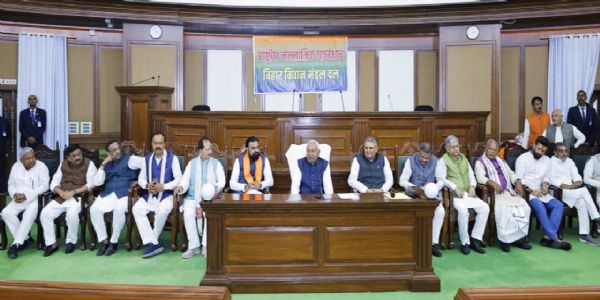 विधायक दल का नेता चुने जाने के दौरान राजग के सहयोगी