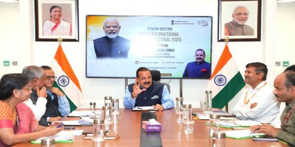 बैठक लेते डॉक्टर जितेंद्र सिंह