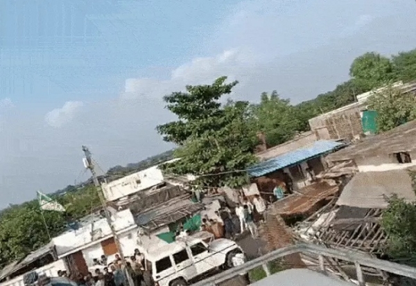 खंडवा जिले में मदरसे में कार्रवाई करती हुई पुलिस खंडवा जिले में मदरसे में कार्रवाई करती हुई पुलिस