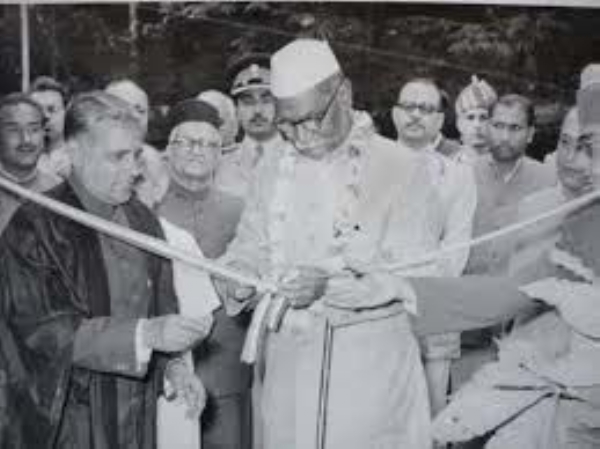 1959 में नैनीताल के मोहन लाल साह बाल विद्या मंदिर का शुभारंभ करते तत्कालीन राष्ट्रपति डॉ. राजेंद्र प्रसाद।