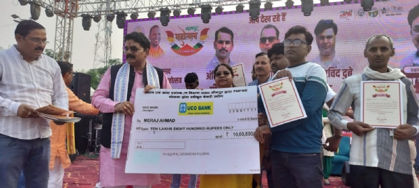 कृषकों को सम्मानित करते हुए जिलाधिकारी डॉ दिनेश चंद्र सिंह एवं विधायक रमेश चंद्र मिश्रा कृषकों को सम्मानित करते हुए जिलाधिकारी डॉ दिनेश चंद्र सिंह एवं विधायक रमेश चंद्र मिश्रा