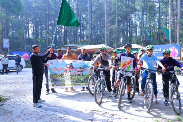 पौड़ी में साइकलिंग  रैली को हरी झंडी दिखाते सीडीओ