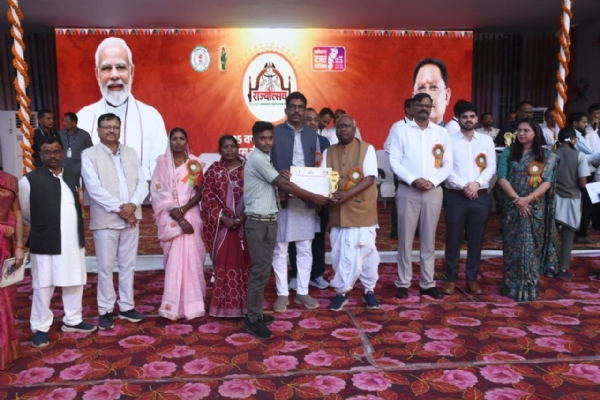 सांसद चिंतामणि महाराज ने किया राज्योत्सव का शुभारंभ, रजत संकल्प पुस्तिका हुई लोकार्पित सांसद चिंतामणि महाराज ने किया राज्योत्सव का शुभारंभ, रजत संकल्प पुस्तिका हुई लोकार्पित