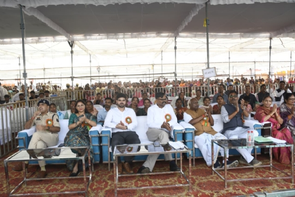 सांसद चिंतामणि महाराज ने किया राज्योत्सव का शुभारंभ, रजत संकल्प पुस्तिका हुई लोकार्पित सांसद चिंतामणि महाराज ने किया राज्योत्सव का शुभारंभ, रजत संकल्प पुस्तिका हुई लोकार्पित