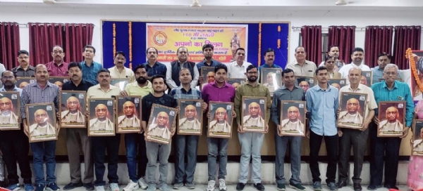 अर्बन कोऑपरेटिव बैंक डी.डी. पुरम में सरदार वल्लभभाई पटेल की 150वीं जयंती पर दीप प्रज्ज्वलित कर कार्यक्रम का शुभारंभ करते हुए अतिथिगण। अर्बन कोऑपरेटिव बैंक डी.डी. पुरम में सरदार वल्लभभाई पटेल की 150वीं जयंती पर दीप प्रज्ज्वलित कर कार्यक्रम का शुभारंभ करते हुए अतिथिगण।