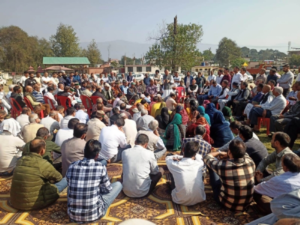 सीएम की जनसभा की तैयारी बैइक में शामिल कांग्रेस कार्यकर्ता। सीएम की जनसभा की तैयारी बैइक में शामिल कांग्रेस कार्यकर्ता।