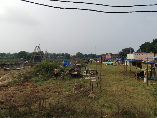 फोटो - मेले में सजती दुकाने