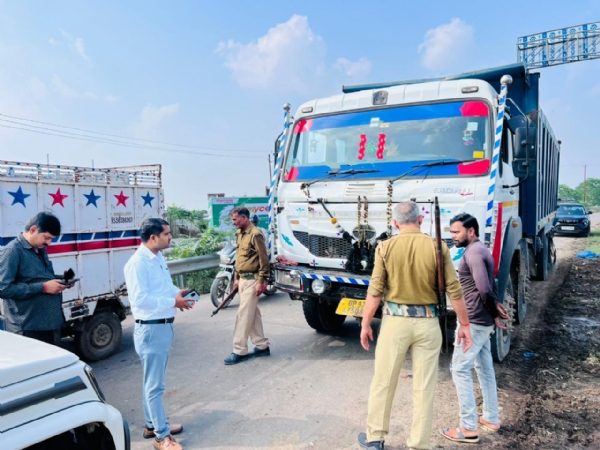 बिना रॉयल्टी मौरंग ढोते ओवरलोड ट्रक सीज़ बिना रॉयल्टी मौरंग ढोते ओवरलोड ट्रक सीज़