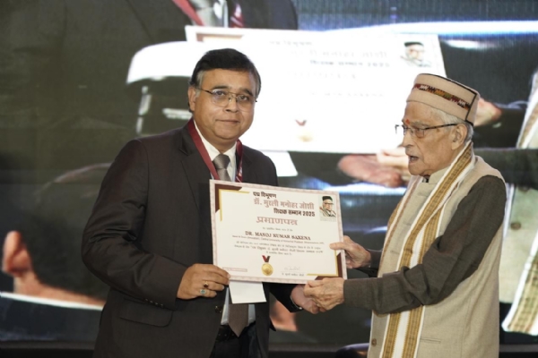 सीयू के शिक्षक को सम्मानित करते हुए डॉ मुरली मनोहर जोशी।