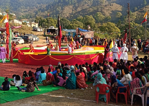 देवलेश्वर महादेव मंदिर बलोडी में चक्रव्यूह मंचन करते कलाकार देवलेश्वर महादेव मंदिर बलोडी में चक्रव्यूह मंचन करते कलाकार