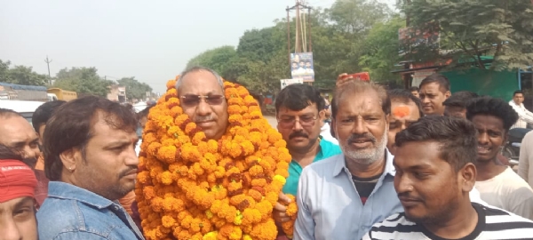 कैबिनेट मंत्री संजय निषाद का स्वागत करते कार्यकर्ता।