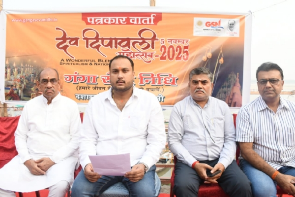 देव दीपावली पर  महा गंगाआरती की जानकारी देते गंगा सेवा निधि के पदाधिकारी