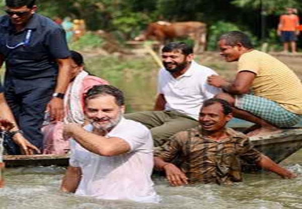 मुकेश सहनी के साथ तालाब में राहुल गांधी मुकेश सहनी के साथ तालाब में राहुल गांधी