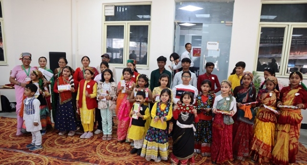 उत्तराखंड टैलेंट शो में बच्चे प्रस्तुति देते।