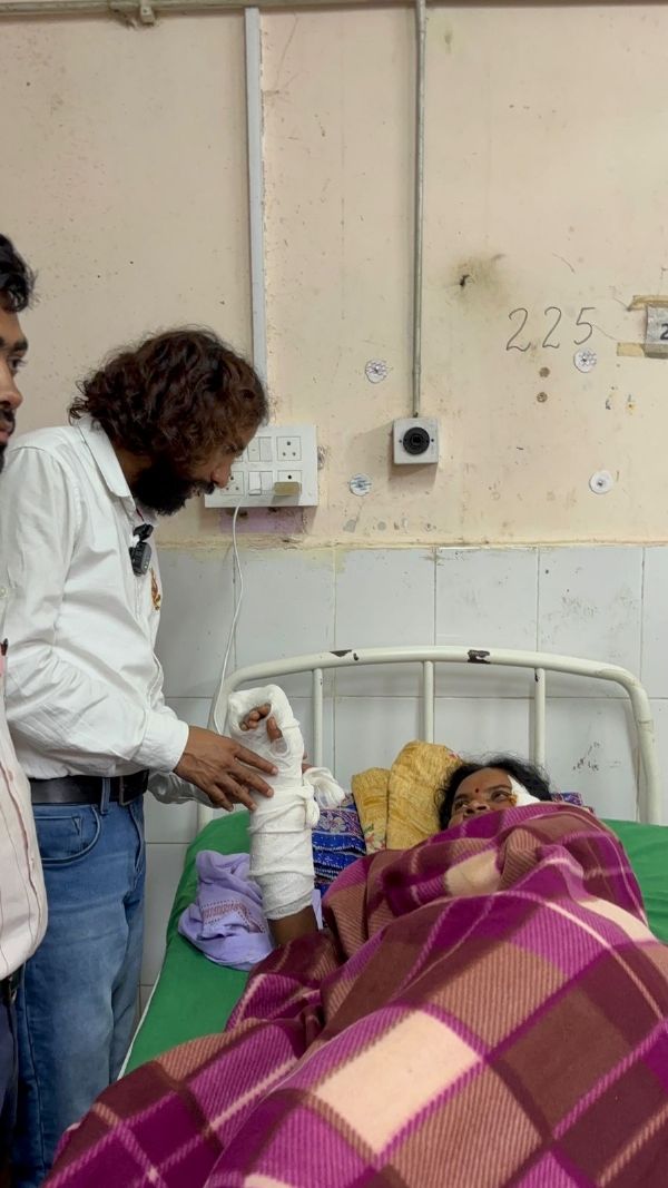 रिम्स में देवेंद्रनाथ महतो और घायल मरीज कि तस्वीर रिम्स में देवेंद्रनाथ महतो और घायल मरीज कि तस्वीर