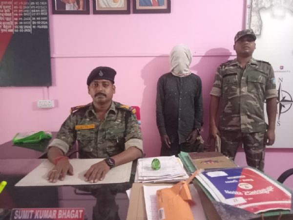 प्रेसवार्ता कर जानकारी देते थाना प्रभारी व गिरफ्तार आरोपी प्रेसवार्ता कर जानकारी देते थाना प्रभारी व गिरफ्तार आरोपी