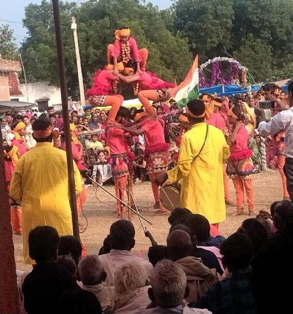 बुंदेलखंड स्तरीय दिवाली में लड़कियों ने किया धमाल बुंदेलखंड स्तरीय दिवाली में लड़कियों ने किया धमाल