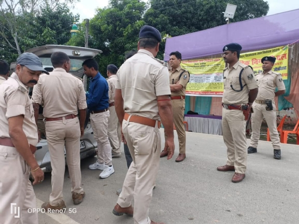 अररिया फोटो:वाहनों के जांच का जायजा अररिया फोटो:वाहनों के जांच का जायजा