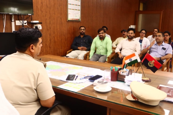 चिकित्सकों के साथ बैठक करते एसपी दीपक सहारण।