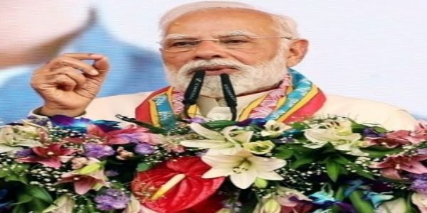 प्रधानमंत्री नरेन्द्र मोदी आया में जनसभा के दौरान प्रधानमंत्री नरेन्द्र मोदी आया में जनसभा के दौरान
