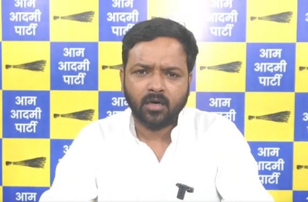 आआपा) अवध प्रांत अध्यक्ष विनय पटेल बाेलते हुए आआपा) अवध प्रांत अध्यक्ष विनय पटेल बाेलते हुए