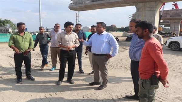 कलेक्टर ने किया निर्माणाधीन फ्लायओवर का निरीक्षण कलेक्टर ने किया निर्माणाधीन फ्लायओवर का निरीक्षण