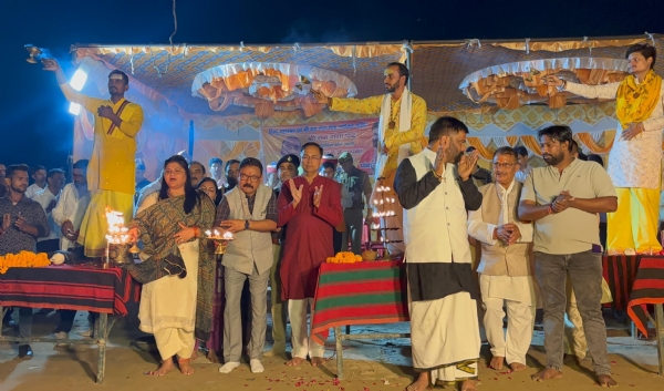 रामगंगा चौबारी मेले का शुभारंभ करते हुए सांसद छत्रपाल गंगवार, महापौर डॉ. उमेश गौतम, जिलाधिकारी अविनाश सिंह, पुलिस अधीक्षक (नगर) मानुष पारीक और अन्य जनप्रतिनिधि। रामगंगा चौबारी मेले का शुभारंभ करते हुए सांसद छत्रपाल गंगवार, महापौर डॉ. उमेश गौतम, जिलाधिकारी अविनाश सिंह, पुलिस अधीक्षक (नगर) मानुष पारीक और अन्य जनप्रतिनिधि।