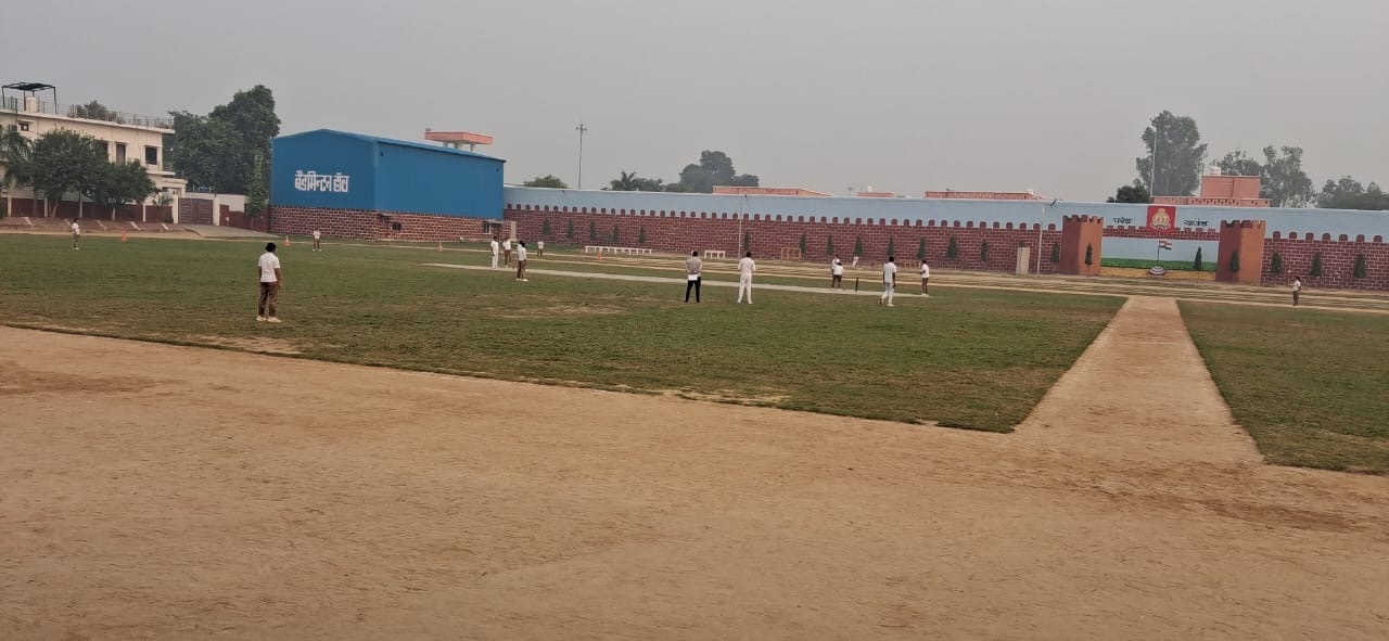 परेड ग्राउंड पर खेले जा रहे महिला रिक्रूट आरक्षियों के क्रिकेट मैच का दृश्य