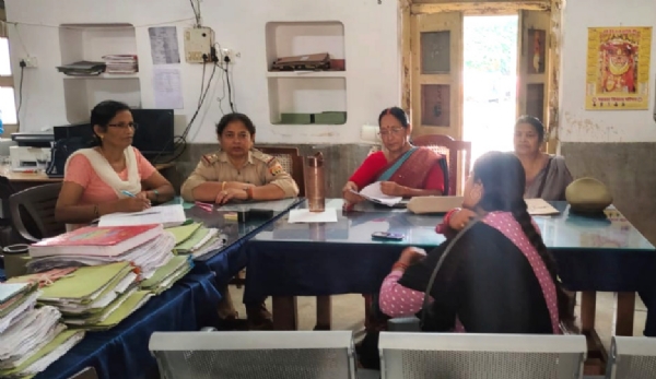 महिला परिवार परामर्श केंद्र में काउंसिलिंग करती अधिकारी व सदस्य।