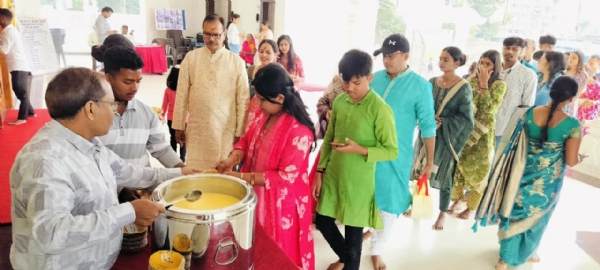 अनुष्ठान में शामिल श्रद्धालु समेत अन्य अनुष्ठान में शामिल श्रद्धालु समेत अन्य