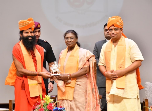 राष्ट्रपति के साथ स्वामी रामदेव व आचार्य बाल कृष्ण