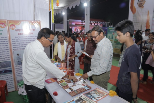 कोरबा : राज्योत्सव में जनसम्पर्क विभाग के स्टॉल में लोगों को मिली शासकीय योजनाओं की जानकारी कोरबा : राज्योत्सव में जनसम्पर्क विभाग के स्टॉल में लोगों को मिली शासकीय योजनाओं की जानकारी