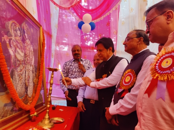 कार्यक्रम में शामिल लोग कार्यक्रम में शामिल लोग