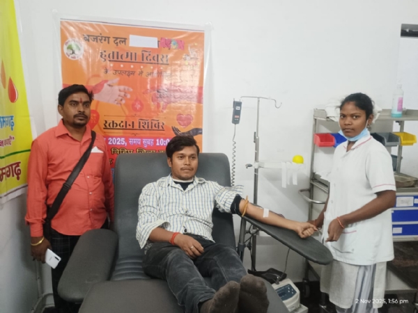 रक्तदान करते बजरंग दल के सदस्य