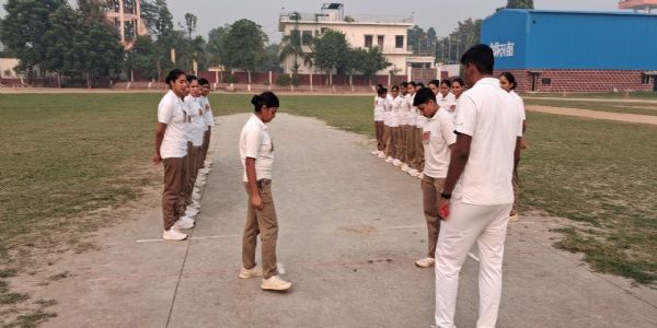 क्रिकेट मैच से पहले परेड ग्राउंड पर टॉस के दौरान आमने-सामने खड़ी महिला रिक्रूट आरक्षियों की टीमें
