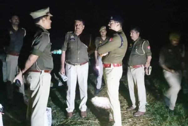 घटना स्थल पर जांच करती पुलिस, मौके पर जमा ग्रामीणों की भीड़।