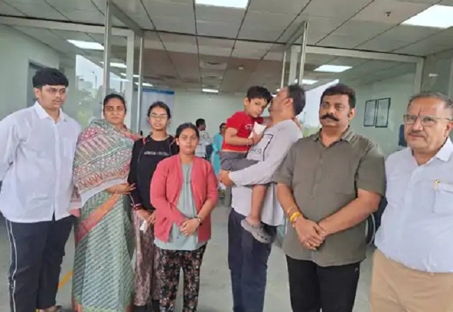 अस्पताल में मौजूद रहा महिला वकील अभिजीता का परिवार अस्पताल में मौजूद रहा महिला वकील अभिजीता का परिवार