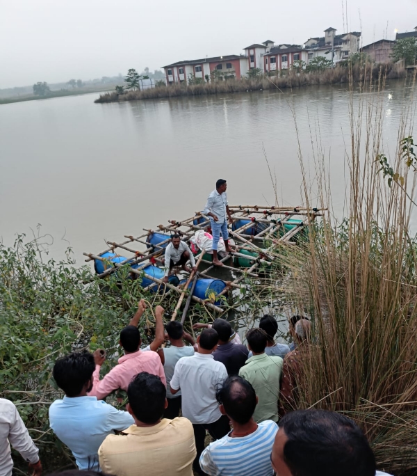 तलाश में जुटे लोग तलाश में जुटे लोग