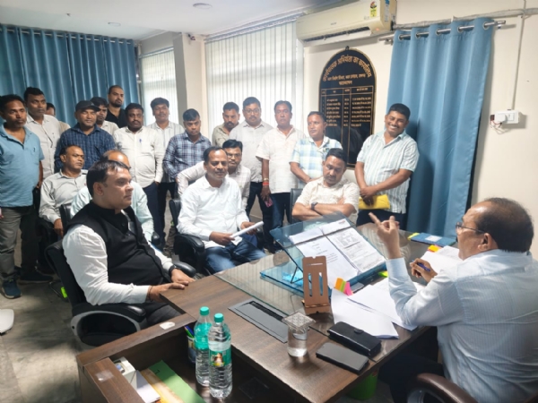 वार्ता करते संवेदक संघ के लोग